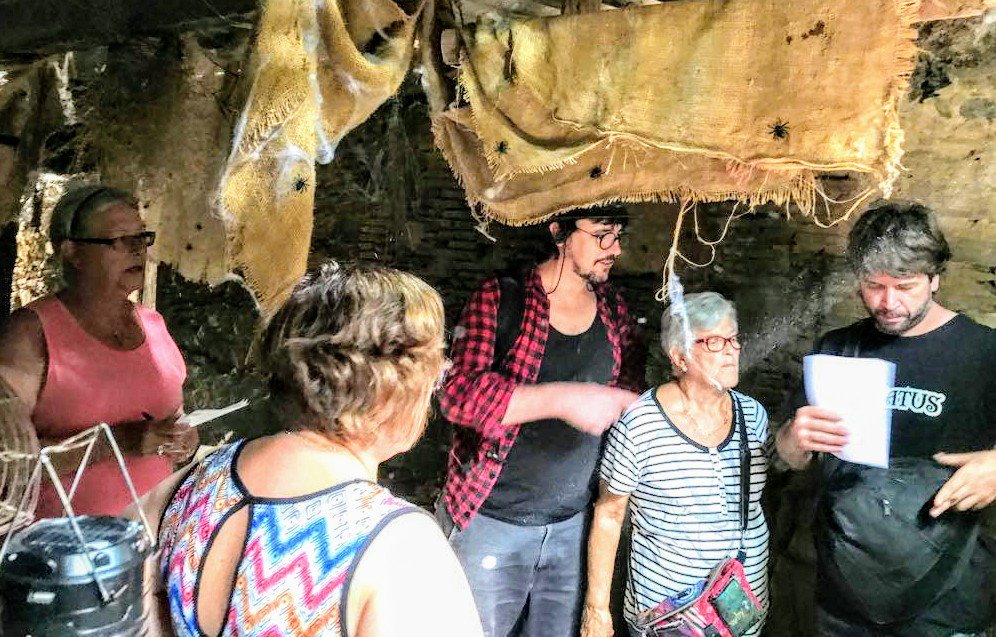 IsaacMorera's tweet photo. 1/2. Assajant les teatralitzacions de les entitats, amb @martitorras. Recta final de preparació per al XXVIII Festival @terratrobadors. Som-hi @Tequatre, @Desperta_Ferro_, #CortEmpúries, #GrupCavallista, @esbartcastello, #Bruixes, @aeigxots !!!! https://t.co/cin0IGIz36