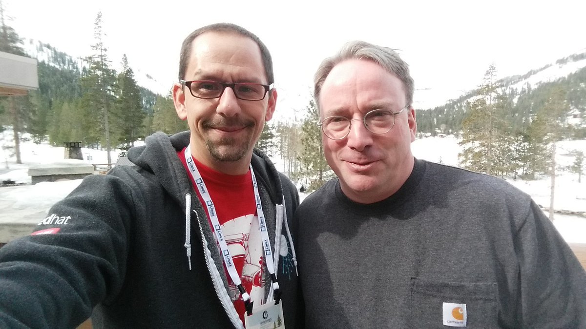 Happy birthday Linux! | ow.ly/zBK830lyhAd I finally meet the creator of Linux, Linus Torvalds last year at #lfosls #Linux