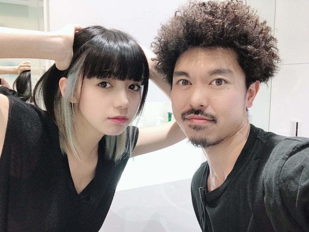 トニガイ マコッティ Twitterissa 池田エライザさん Elaiza Ikd のカラーを担当させて頂きました 次のお仕事に向けてインナーをホワイトシルバーに お話の節々から高いプロ意識を感じ 学びの時間となりました Colour By Makoto Tgjp Hair By Yonre40 池田