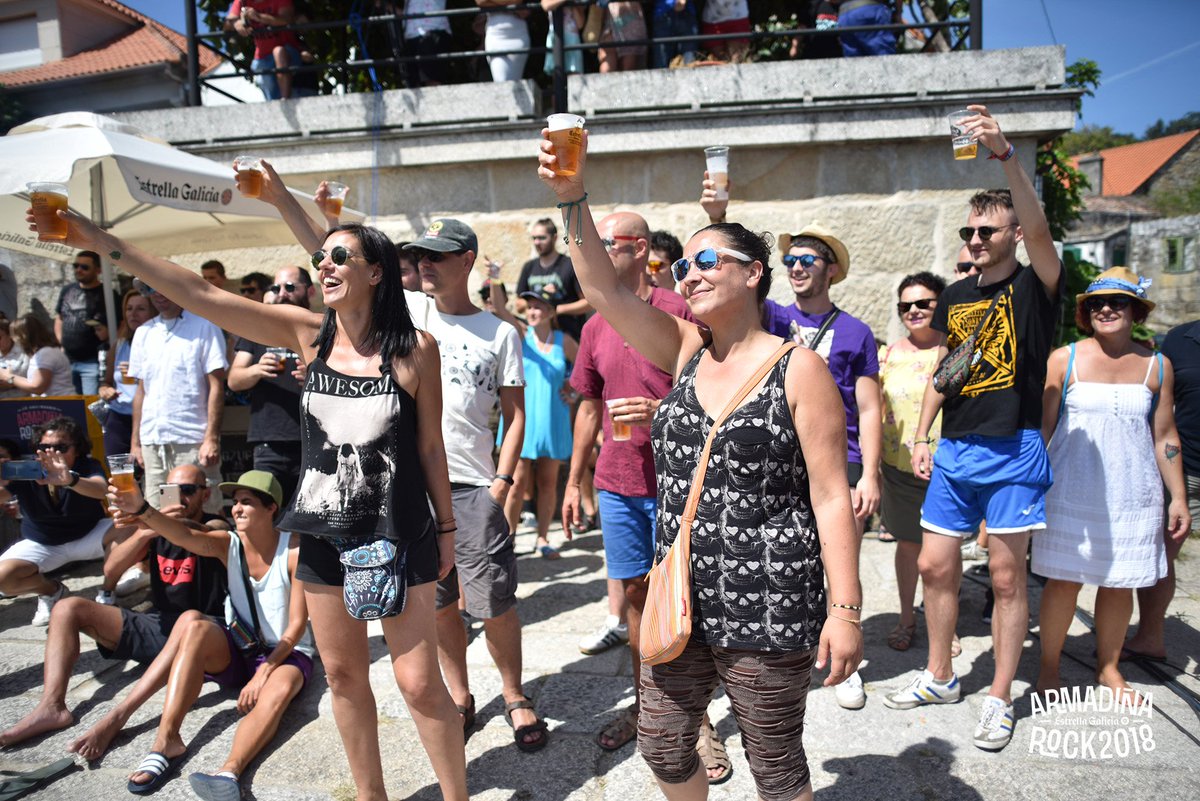 ArmadinhaRock's tweet photo. @NoiteFechada toleou por completo a Rualeira na primeira sesión vermú desta décima edición. Punkis bailando coma punkis que bailan. 

🎸🎸

#armadiñarock #ARX #porpoucotíranseáaughaestestolos https://t.co/HNBOpVeLGj