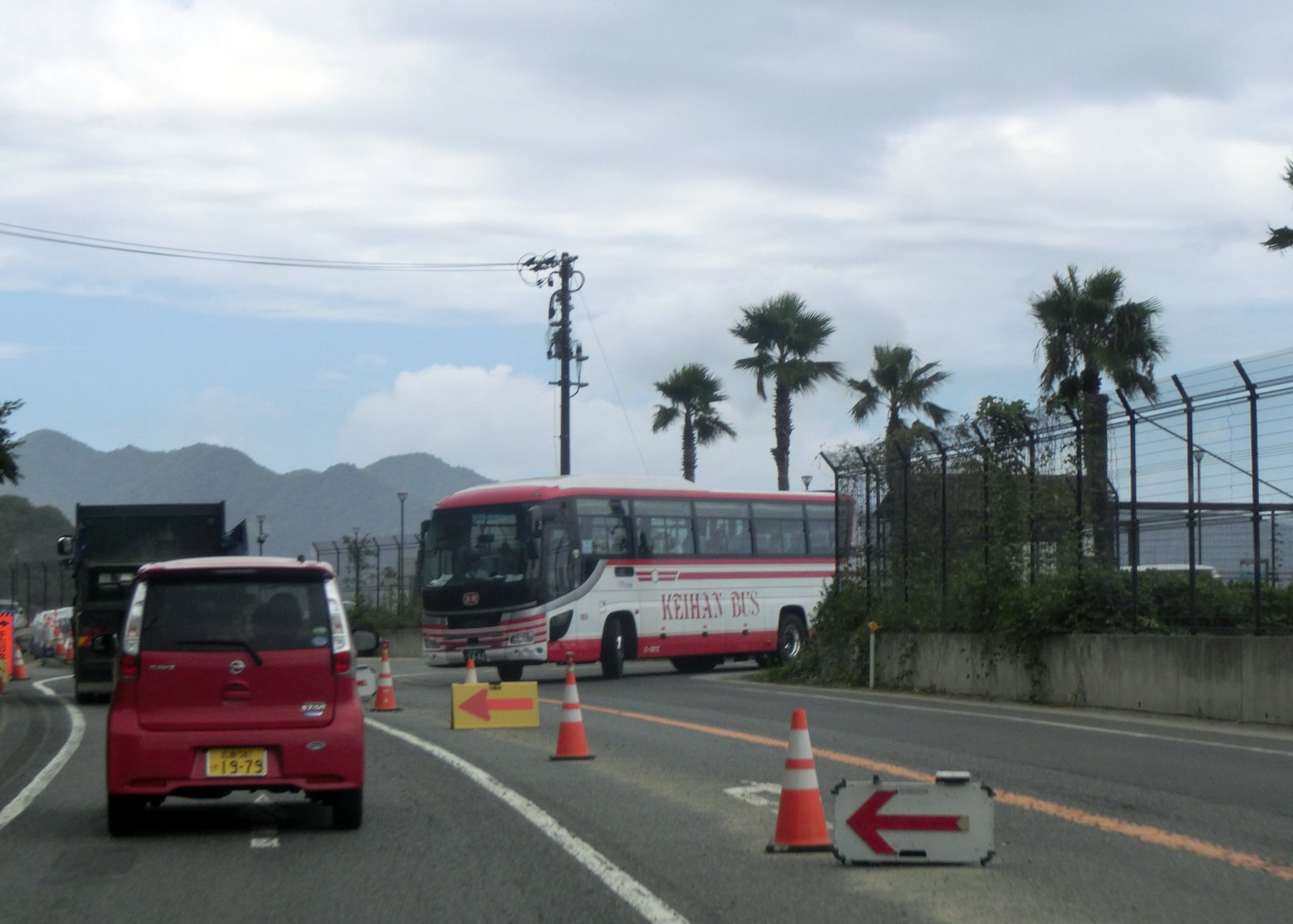 アルベース On Twitter 水尻のベイサイドビーチ坂の駐車場を利用した迂回区間北側付近 11時08分頃