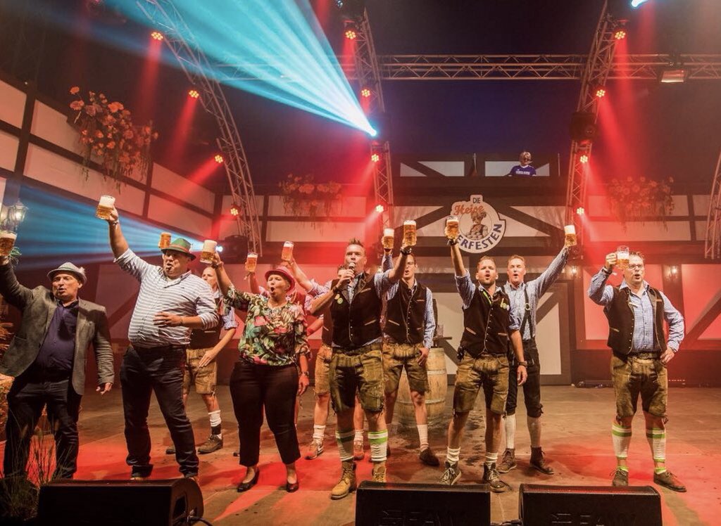 DiliaBlok's tweet photo. ‘Die Heise Bierfesten’ traditioneel van start.... voor mij weer een onvergetelijk gebeuren🎉
3 dagen groot feest in #SomerenHeide dankzij groepje enthousiaste initiatiefnemers en 450 (!) vrijwilligers👍 “Zum Wohl” allemaal 🍻#dieheisebierfesten #someren https://t.co/IrbAN0qPud