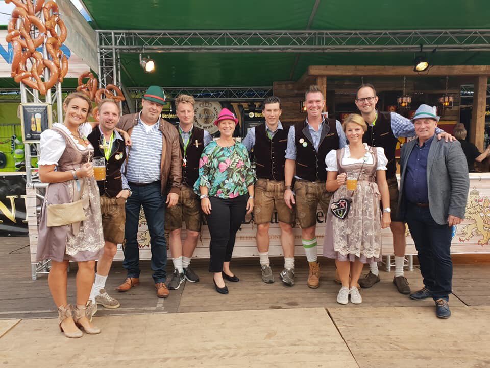 DiliaBlok's tweet photo. ‘Die Heise Bierfesten’ traditioneel van start.... voor mij weer een onvergetelijk gebeuren🎉
3 dagen groot feest in #SomerenHeide dankzij groepje enthousiaste initiatiefnemers en 450 (!) vrijwilligers👍 “Zum Wohl” allemaal 🍻#dieheisebierfesten #someren https://t.co/IrbAN0qPud