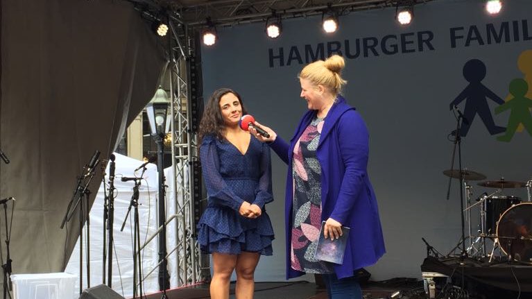 Box-Weltmeisterin @SKentikian ist neue Patin für Pflegefamilien - und heute Fee bei der Preisrallye vom 15. Hamburger Familientag. #ZuhauseGeben | #familientagHH