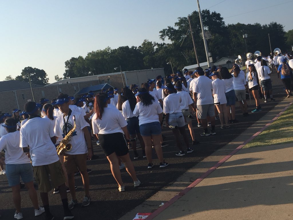 HeidiARBryant's tweet photo. Early Saturday Morning....
JT #BigBlueBand
Neighborhood March-a-Thon!
#ThisIsDedication
#TylerISDfineartsrule
#LoveMyBandBabies
@tylerisd @vangome2 @DMCETX https://t.co/OAu4PAZc9i