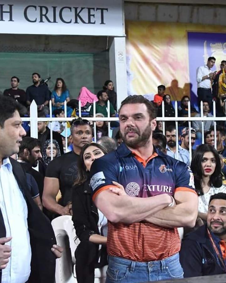 ClubMaratha's tweet photo. @SohailKhan has always been there to support the @MarathaArabians.
 Look to see you again this year 
@T10LeagueTweets @parvezkhan35 @sufekhan 
#T10IsBack #BusAbDus https://t.co/2kcsnjpHN7