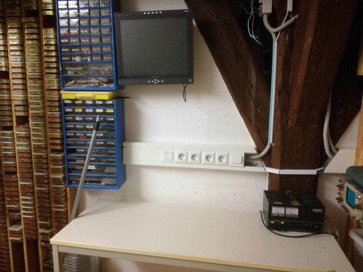 freiraum_ulm's tweet photo. Unser Umbau geht voran, die Werkstatt ist soweit mit Brüstungskanälen (Strom, Ethernet, Druckluft) ausgestattet. Der Hauptraum ist noch "under construction". #frrm #hackerspace #ulm https://t.co/XgNjozfY1p