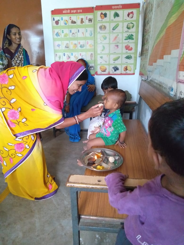 CgDurg's tweet photo. @WCDCgGov @GMgeetha97 
#POSHANAbhiyaan 
दुर्ग जिले की आंगनबाड़ियों में " पोषण रक्षा सूत्र बंधन " का आयोजन कर बाल मित्रों द्वारा कुपोषित बच्चों को र��्षा सूत्र बांधकर उन्हें 6 माह के भीतर कुपोषण से बाहर लाने का वचन दिया गया । https://t.co/VVNeadUjdc