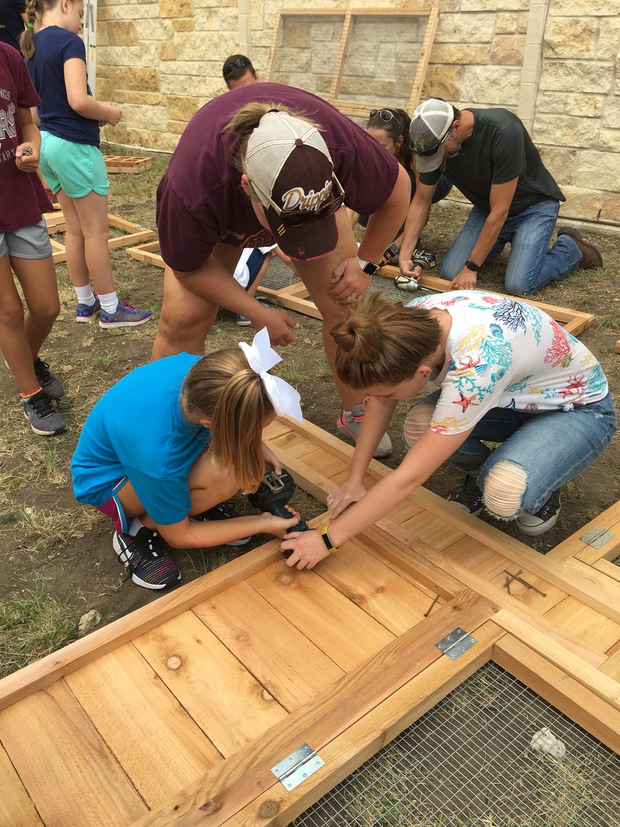 SarahChew929's tweet image. Blown away by all the support this morning to get the coop together! @UrbanCoops #disruptMORE #sycamoreyr2 #urbancoop