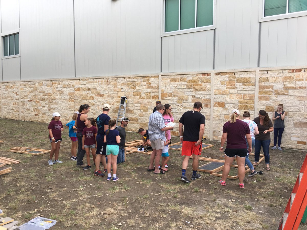 SarahChew929's tweet image. Blown away by all the support this morning to get the coop together! @UrbanCoops #disruptMORE #sycamoreyr2 #urbancoop