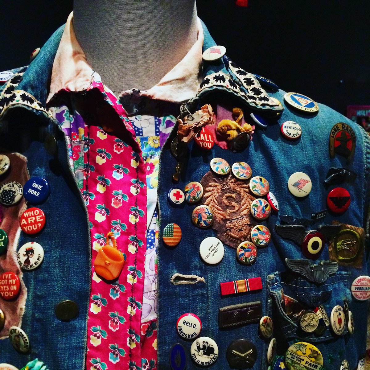 netpropatches's tweet image. Pins &amp;amp; Patches go together like Peanut Butter &amp;amp; Jelly 👌

#NetproPatches #CustomPatches #PatchInspiration