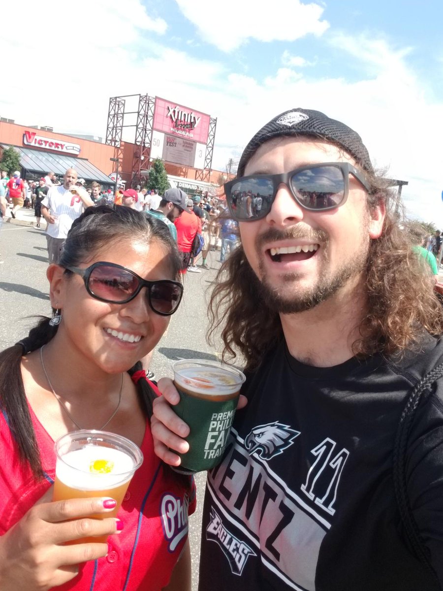 brittbee1189's tweet image. Having a great time at Fan Fest! Cheers! 🍻 #975fanfest #LondonContest #XfinityLive