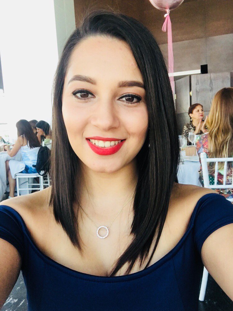 irmitaeli's tweet photo. Cuando se baña la gente cambia 🤣 #enguapa #labiosrojos #meencantaelrojo 💋💄 https://t.co/FCqoxUuDF4