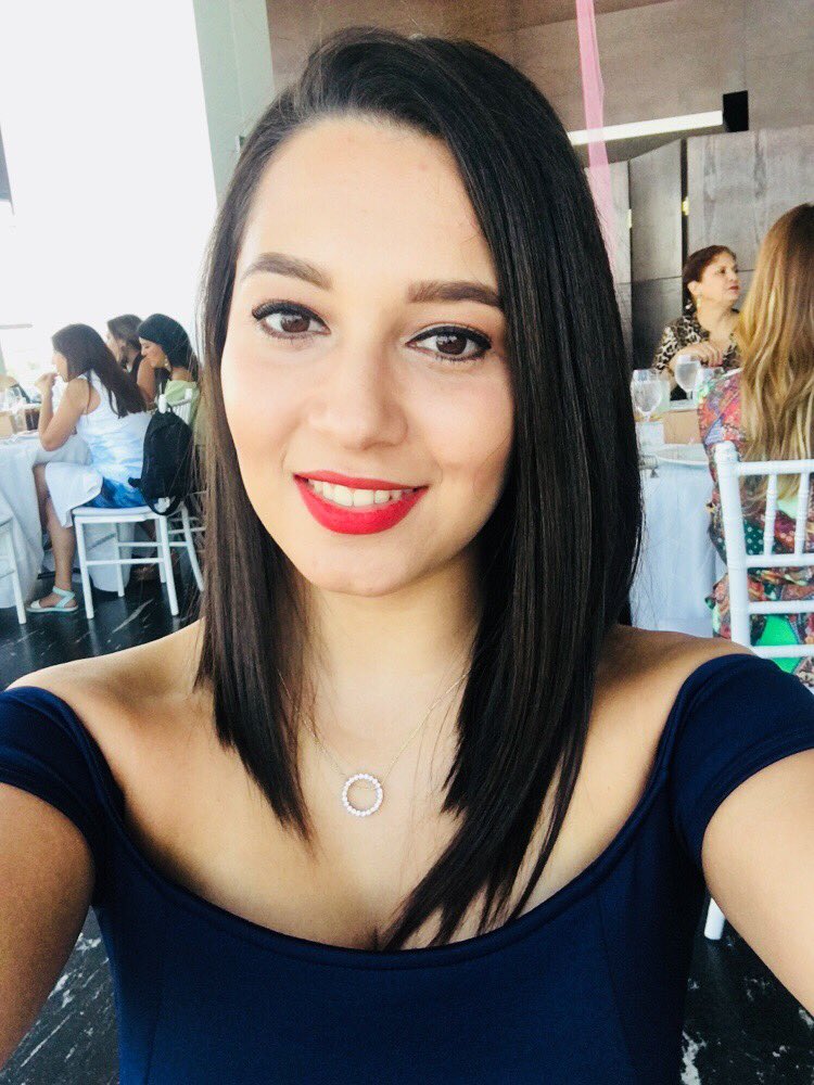 irmitaeli's tweet photo. Cuando se baña la gente cambia 🤣 #enguapa #labiosrojos #meencantaelrojo 💋💄 https://t.co/FCqoxUuDF4