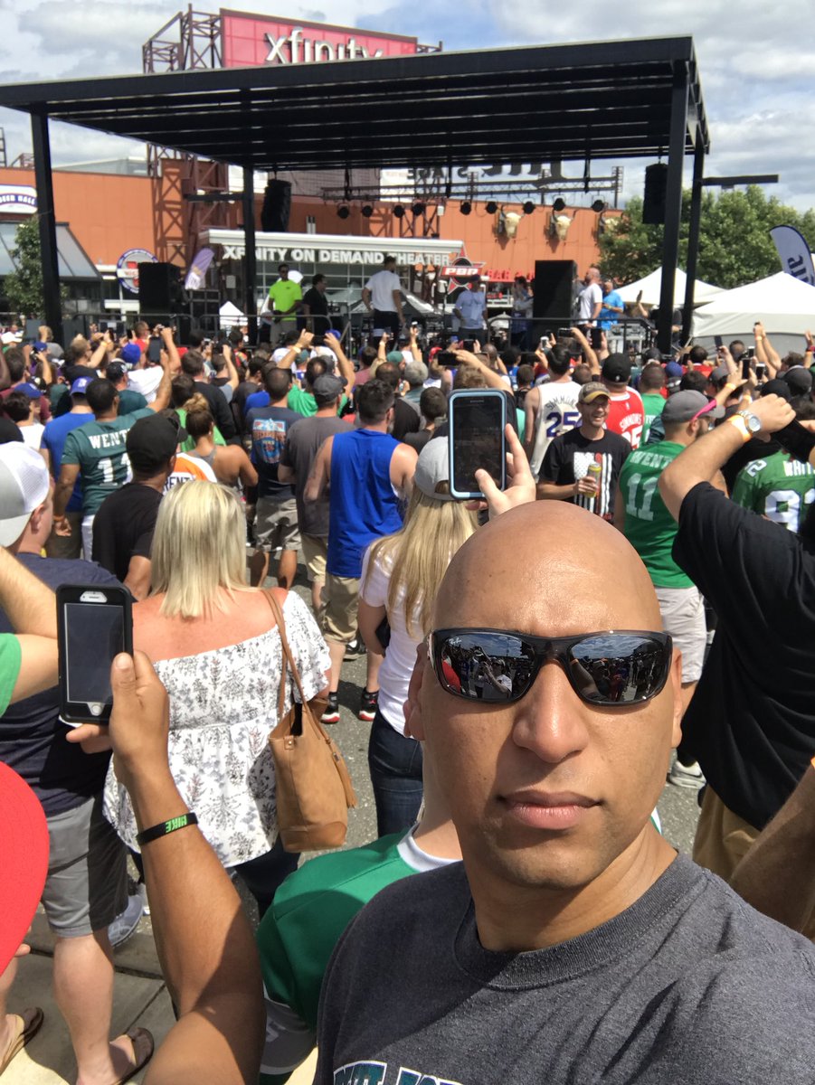 BryanJaron83's tweet image. #975fanfest #LondonContest