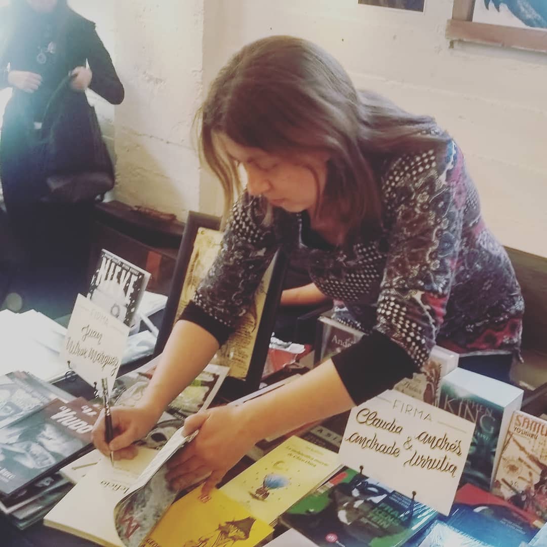 LibMiskatonic's tweet photo. Stand completo de #miskatonic en la #Monstercon2018
Nos acompaña Claudia Andrade firmando #maleficio Andrés Urrutia firmando #hijosdelaira y Juan Nitrox Márquez firmando #elviudo y #nieve
¡Los esperamos en el segundo piso de la @BibliotecadStgo ! https://t.co/uxEyuK1inE