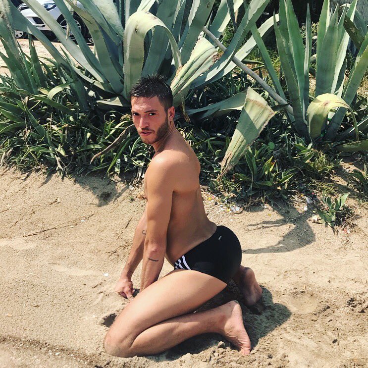 1 pic. Back to Italy ???? #shortvacay #gay #strikeapose #butt https://t.co/AaMqh7ZMVS