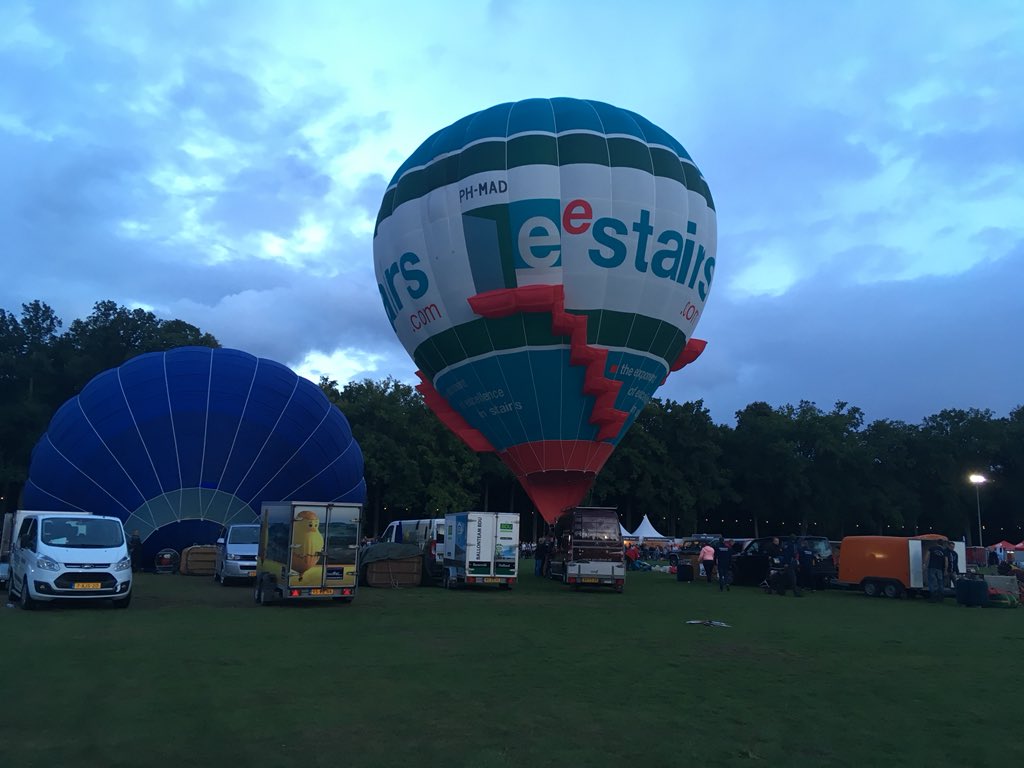 Helaas, het is niet veilig om te gaan varen vanavond. Maar vanavond wel een unieke nightglow met maar liefst 10 luchtballonen!