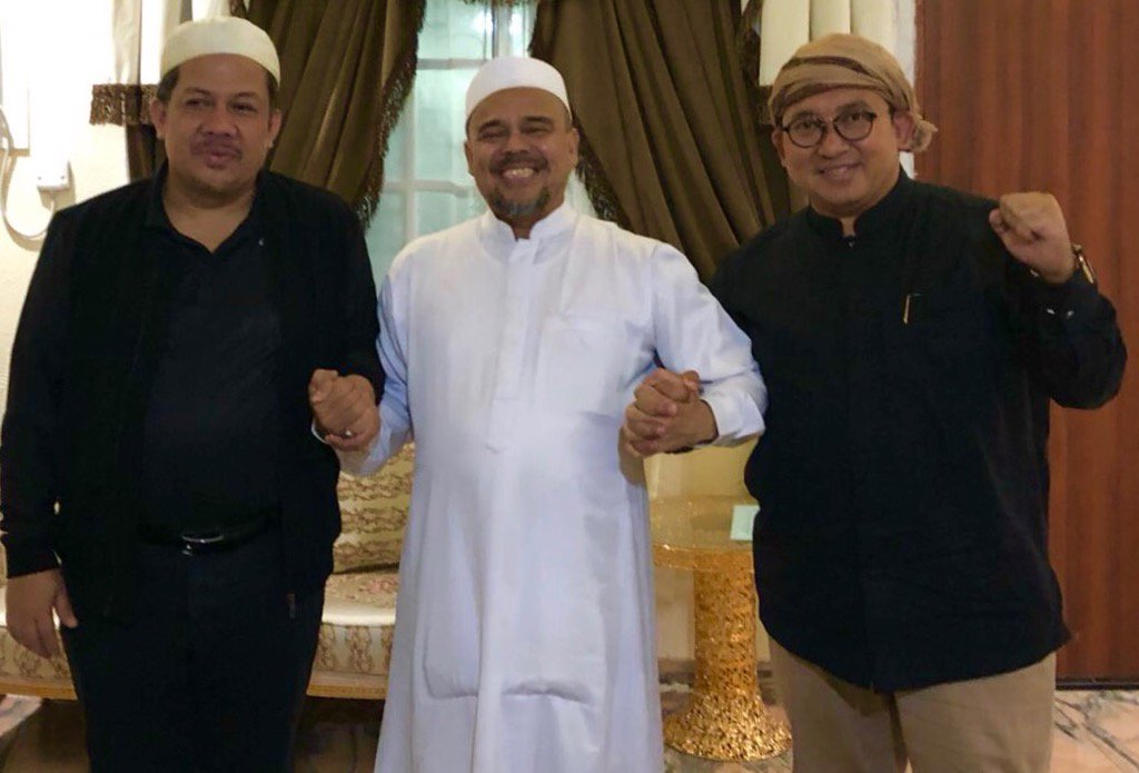 FADLI ZON (Youtube: Fadli Zon Official) (@fadlizon) on Twitter photo Ngobrol lg dg IB <a href="/RizieqSyihabFPI/">حبيب محمّد رزق شهاب</a> dini hari smp subuh 25/8/18 di Mekkah. Barakallah fii umrik Habib. <a href="/Fahrihamzah/">#AyoMoveOn2024</a> Ngobrol lg dg IB <a href="/RizieqSyihabFPI/">حبيب محمّد رزق شهاب</a> dini hari smp subuh 25/8/18 di Mekkah. Barakallah fii umrik Habib. <a href="/Fahrihamzah/">#AyoMoveOn2024</a>
