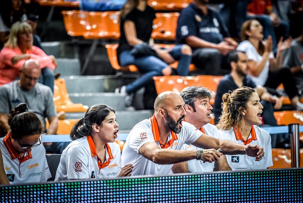 Como no tiene amig@s famos@s, ni se da importancia por redes sociales, pues no se le dará mucha “bola” pero ya lo hago yo:
<a href="/RRomo7/">Raquel Romo</a> , entrenadora SALMANTINA gana su segundo BRONCE EUROPEO con la #U16F

Todo trabajo (aún silencioso) suele tener recompensa

(Sé q no soy objetivo)