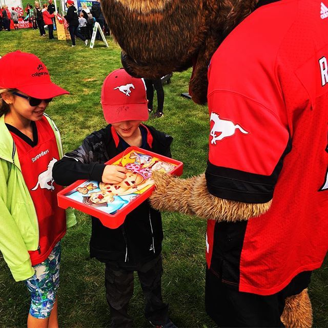 yyc_health's tweet photo. Ralph is helping our future surgeons hone their skills! Can you do better than Ralph? Come heck out the @calstampeders tailgate today! #thefutureofhealthcare #surgeoninthemaking @albertahealthservices https://t.co/BaPAPG25hV https://t.co/Pozr4tmwHj