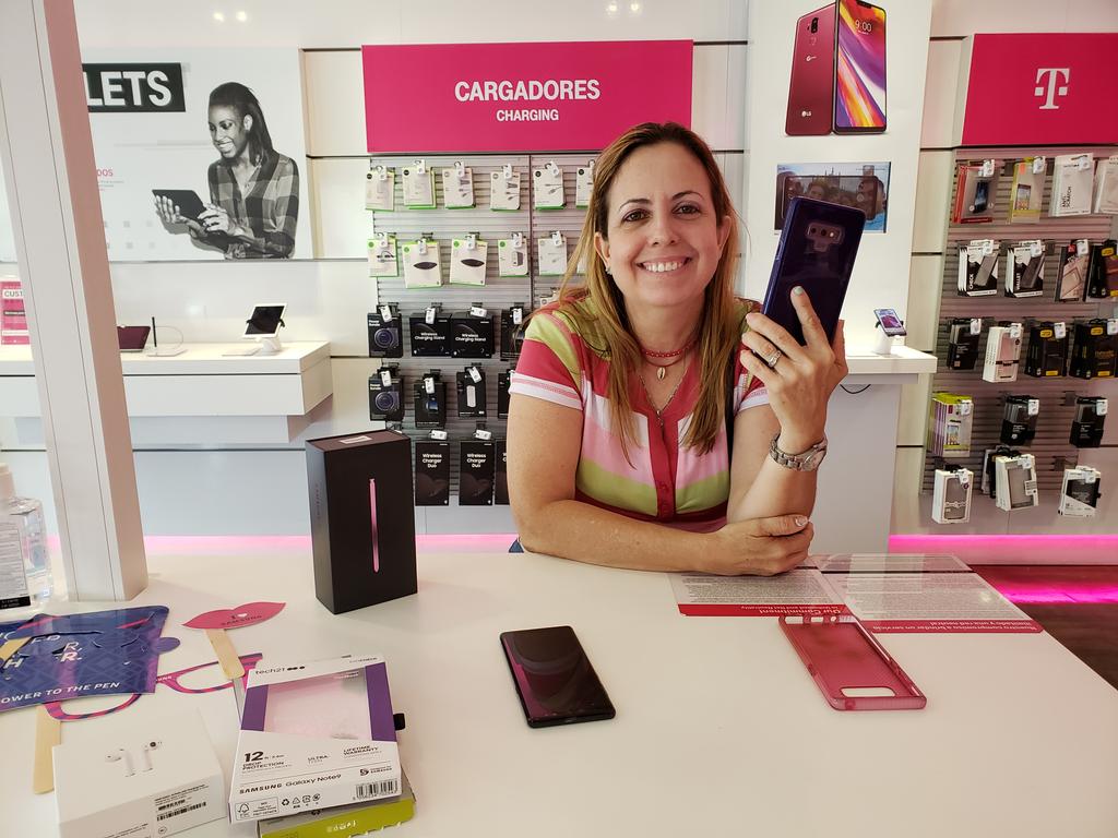 Carms_____'s tweet photo. A very happy customer getting her #GalaxyNote9 and a Tab E!! #SamsungFan #TMOSamsungLaunchWeek @theSamsungSide @rdmgperez https://t.co/cmUbQhJV5I