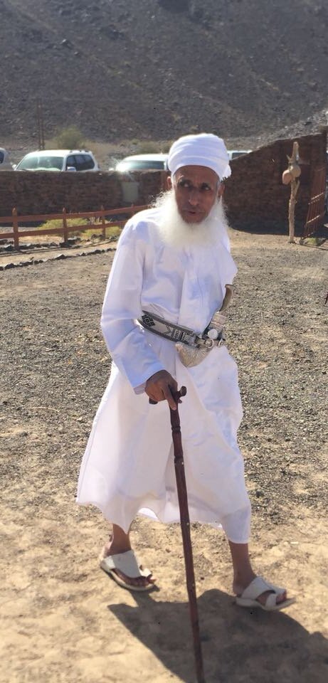 لم يحرض يوماً ضد مسلم 
لم يشارك في بث فتنة 
لا يتكلم إلا بالحكمة 
ولا ينطق إلا عن معرفة 
هدفه لم الشمل
يرى نفسه طالب علم رغم سعة علمه 
بيته مفتوح للجميع
 يفتي الناس دون تحيز
لا يفرق بين أحد ولا يفرض مذهب على أحد
ولم يسجل له التاريخ عداوة على مسلم قط

ذلك هو #الشيخ_أحمد_الخليلي