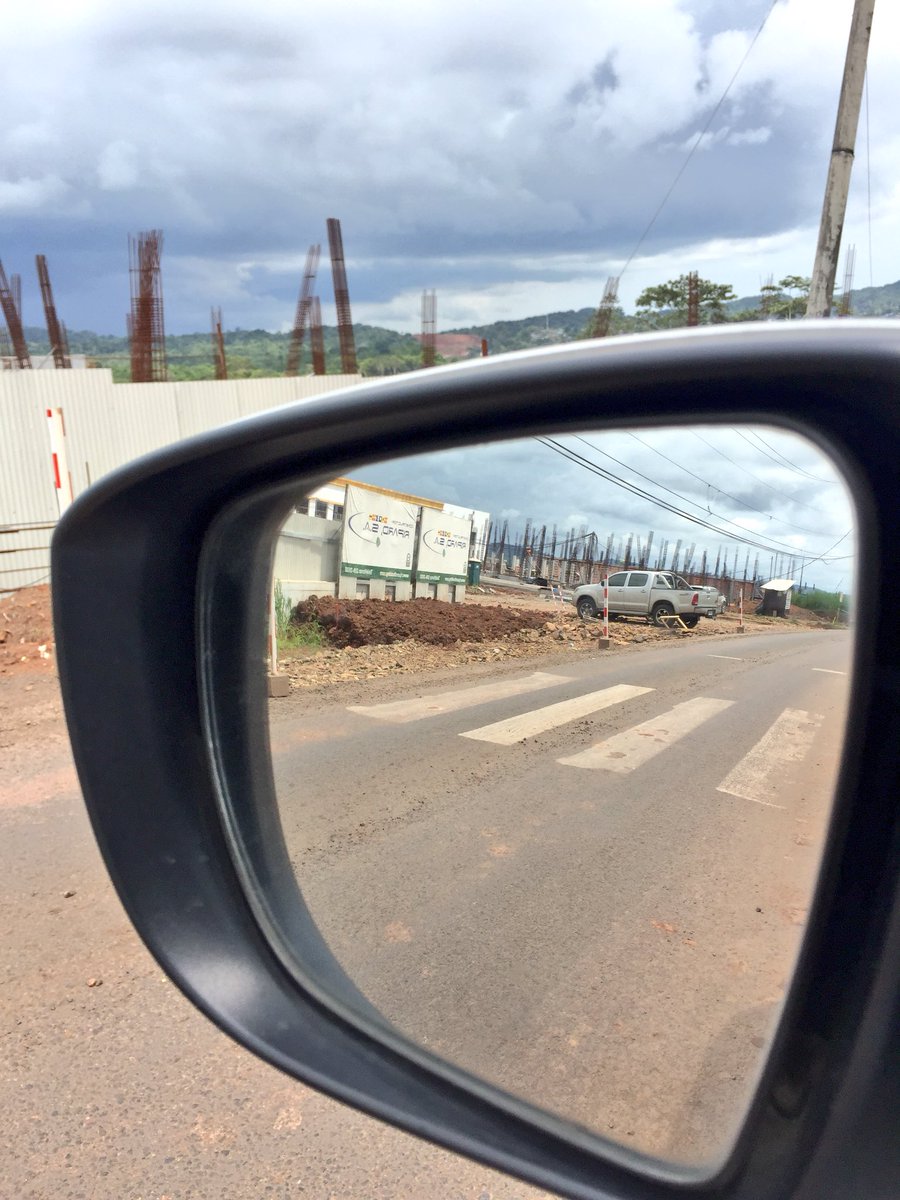 Quién regula el lodo y piedras sobre la vía en la salida de Burunga (frente al IPTFL) producto de las construcciones en el área <a href="/ArraijanPTY/">Arraiján</a> <a href="/MOPdePanama/">MOPdePanama</a> <a href="/ATTTPanama/">Autoridad del Tránsito</a>