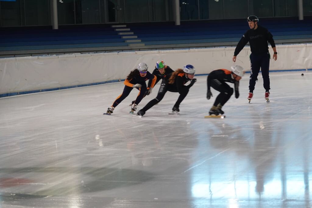 elviraSalet's tweet photo. Hoe #mooi kan je zaterdagmiddag zijn als je verrast wordt in @Thialf #ShortTrackSkating trainers zijn bij #EKInline maar twee #schaats #toppers komen spontaan je #ShortTrack #training geven ❄️#SportGeluk @andrieskramer @freekvanderwart https://t.co/s6FctRUURq