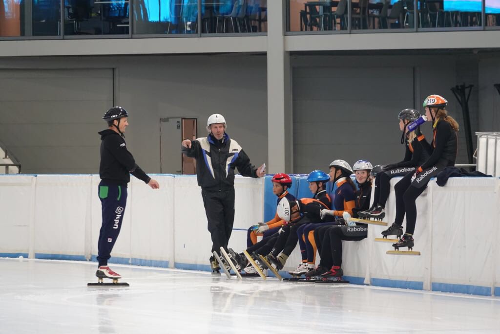 elviraSalet's tweet photo. Hoe #mooi kan je zaterdagmiddag zijn als je verrast wordt in @Thialf #ShortTrackSkating trainers zijn bij #EKInline maar twee #schaats #toppers komen spontaan je #ShortTrack #training geven ❄️#SportGeluk @andrieskramer @freekvanderwart https://t.co/s6FctRUURq