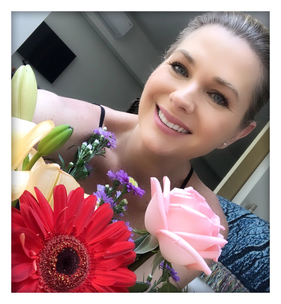 Sonya_Smith's tweet photo. Feliz sábado!Amo las flores!Representan en tantos aspectos la perfección de la creación, son uno de los tantos regalos que nuestro Padre nos obsequia.Son perfectas!Como todo aquello que Dios crea! Deseo tengan un día lleno de alegría, y porque no, también de flores!!💜😘💜😘💜😘 https://t.co/y6cblsYvsq