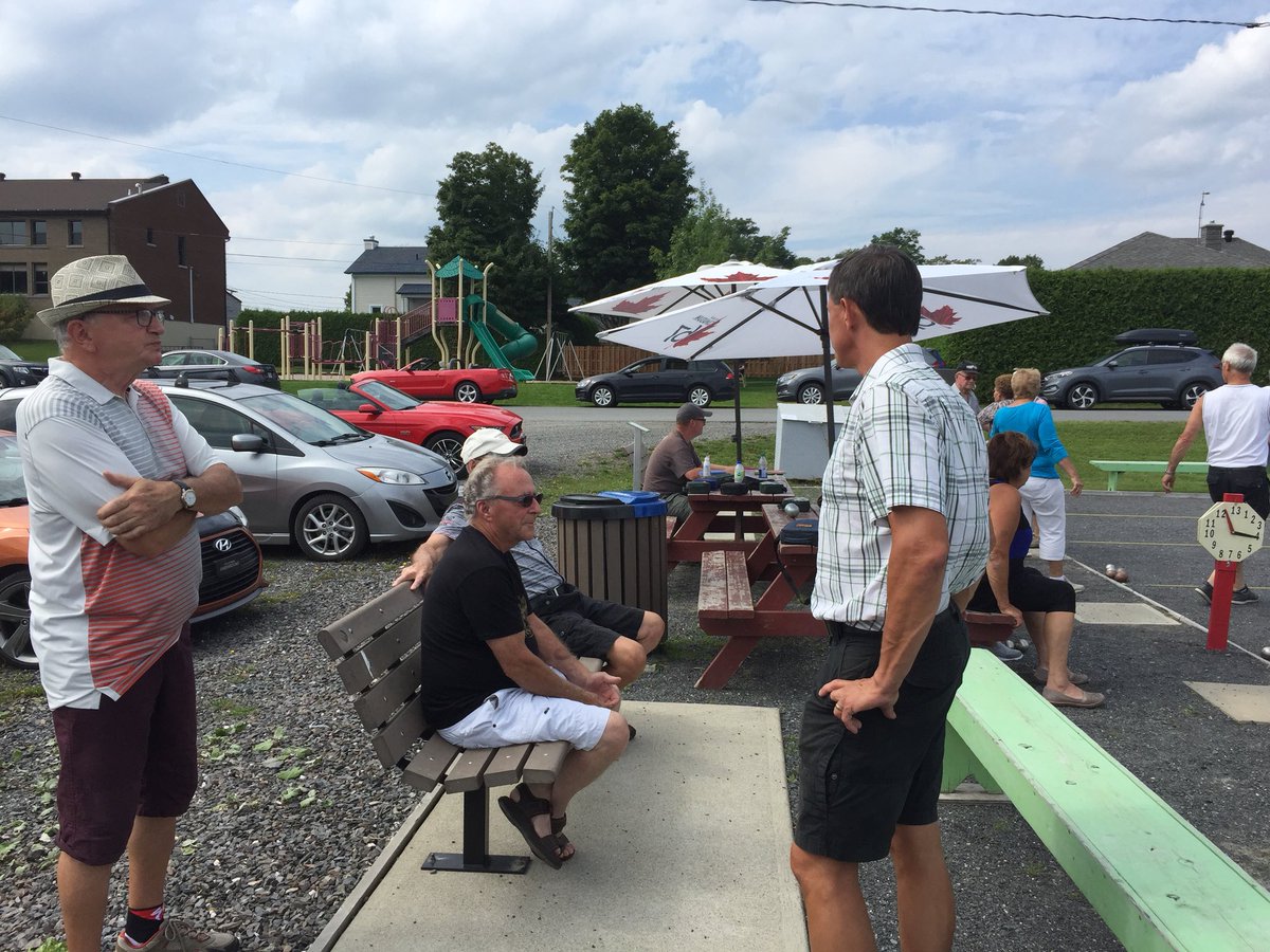 RGRoyPLQ's tweet photo. Quelle belle journée pour aller à la rencontre des familles du comté de Mégantic👌🤗 Je suis présentement à l’OTJ de Saint-Sébastien pour leur fête annuelle 🎉🎈#PLQ #Qc2018 #Polqc https://t.co/oyZYJc1P8l