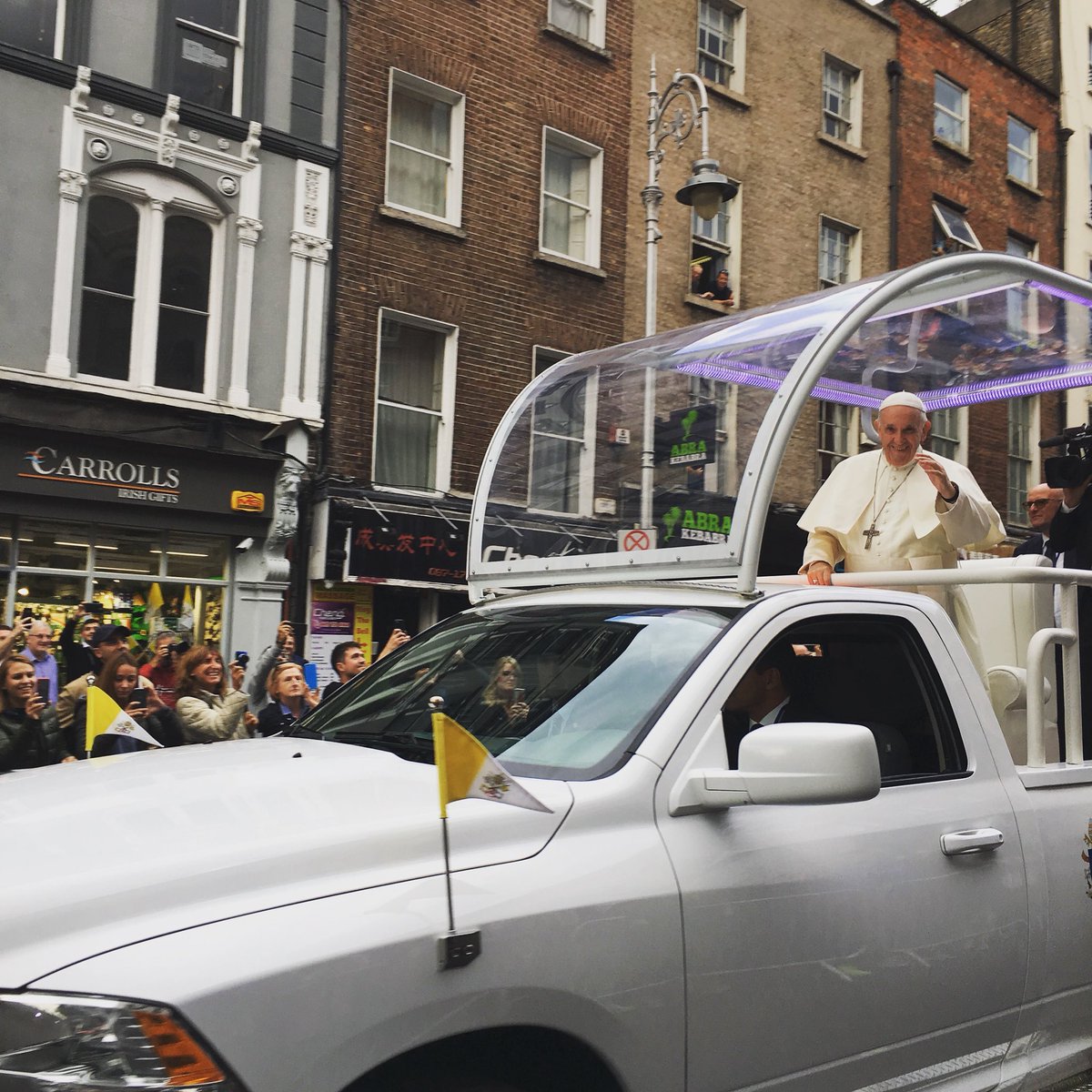 colinoconnor's tweet photo. Is he after recognising me or what’s happening? #popeInIreland #papadontpreach #dontwiththatsortofthing #isthereanythingtobesaidforanothermass https://t.co/Y5rec3kXCp