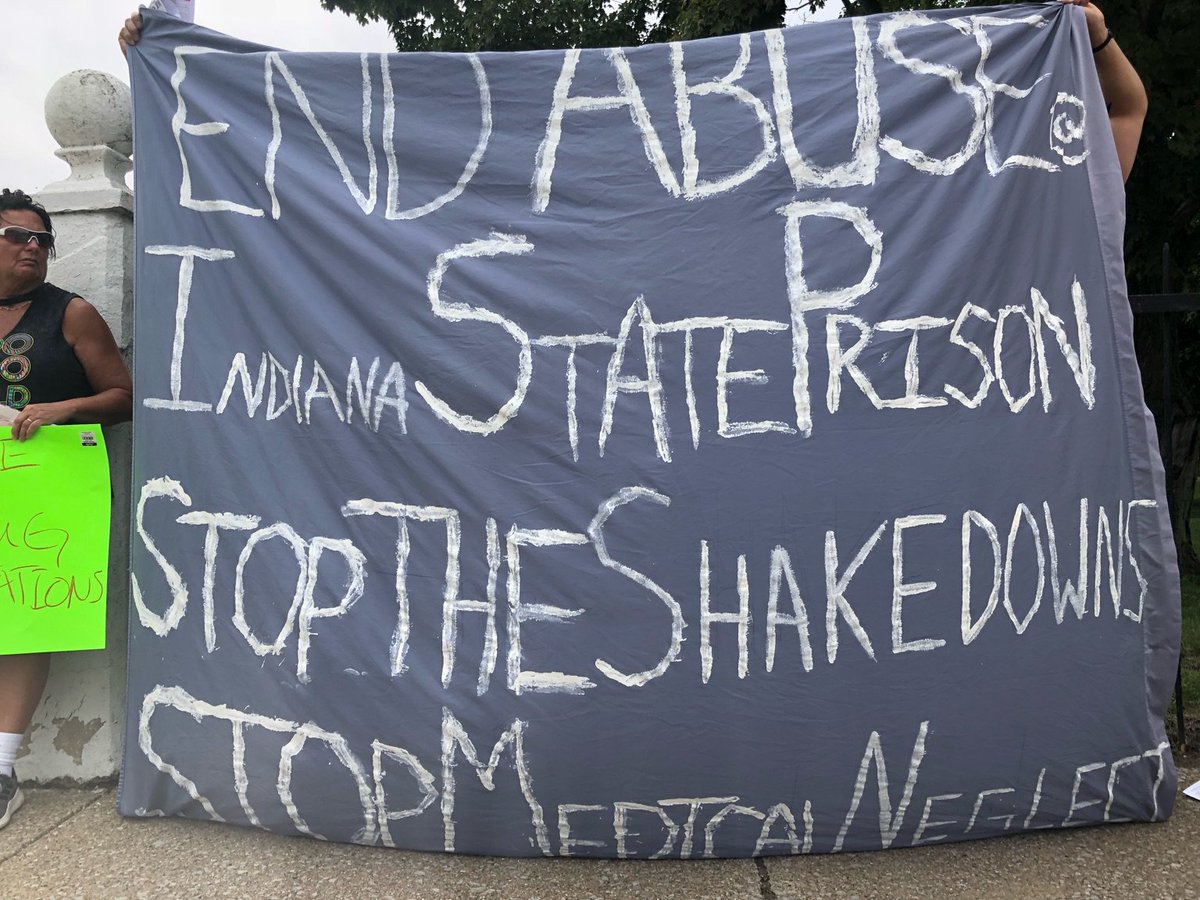 THREAD:

Family members and #PrisonStrike supporters are outside the Indiana State Prison in Michigan City. They are calling for warden Ron Neal to get rid of the bedbug infestation, to stop serving rancid food from <a href="/Aramark/">Aramark Corporation</a>, and to end the constant raids of organizers' cells.