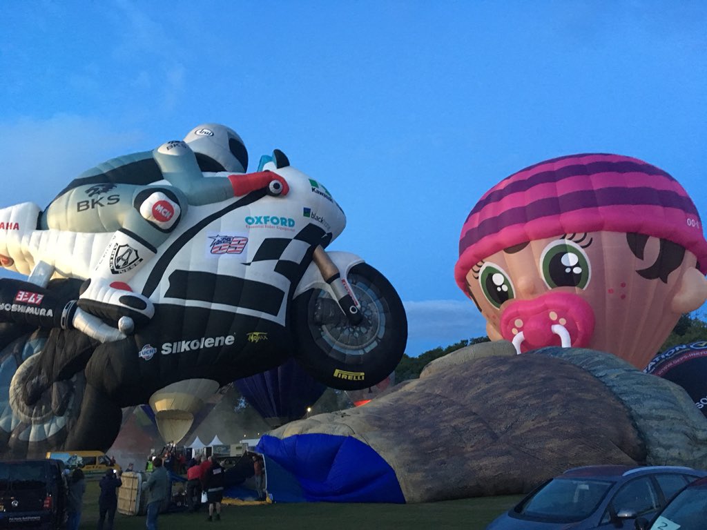 Toch nog spektakel op de Koewei! Met onder andere de motor, Van Gogh en nog eens 8 ballonnen tijdens nightglow! Uniek in de geschiedenis van de Ballonfiesta!