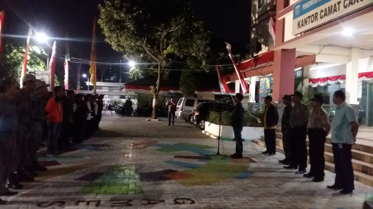 fajarekosatriyo's tweet photo. Giat apel pam siskamling dilanjutkan partroli wilayah. bersama unsur kecamatan, polsek, koramil, kelurahan &amp; fkdm. Untuk menciptakan kamtibmas di wilayah kecamatan cakung kota administrasi jakarta timur. @m_anwarsanad @kominfotik_jt https://t.co/xzblpC49JX