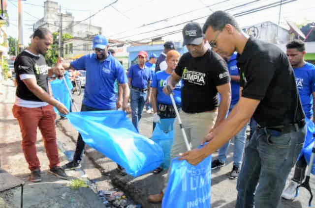 propeepgob's tweet photo. La unión hace la fuerza y así lo demuestra el sector  El Caliche de Cristo Rey donde todos nos unimos en un operativo de limpieza comunitario encabezado por el Lic. Domingo Contreras https://t.co/EjLypRaege