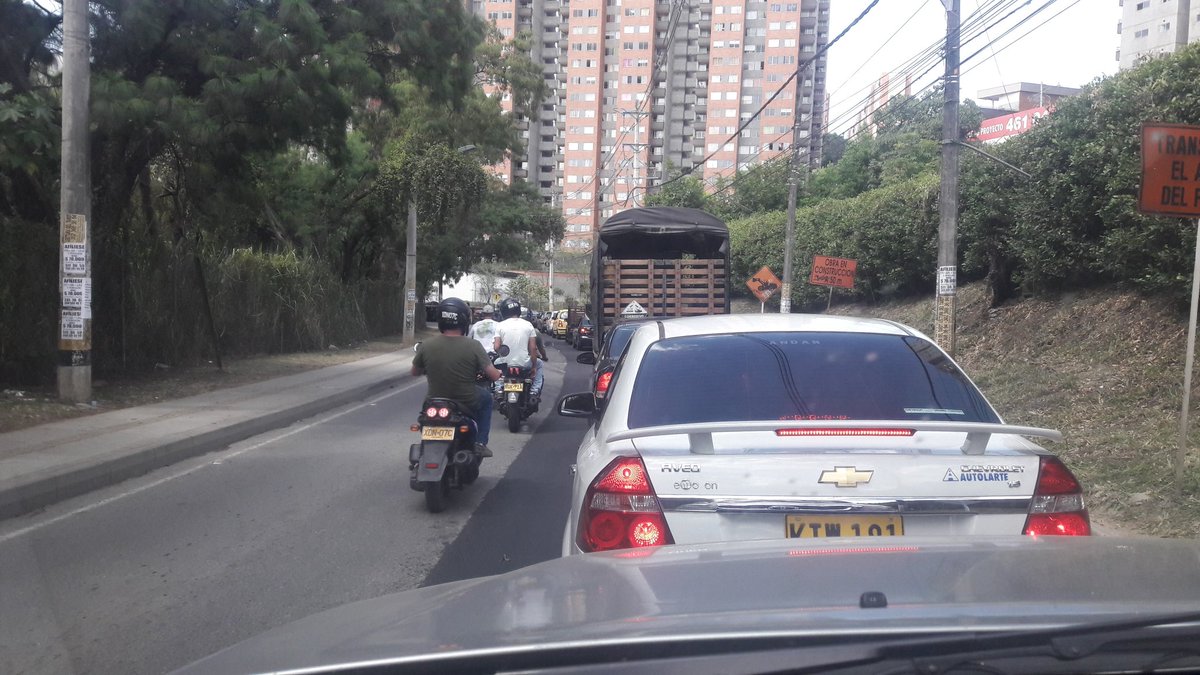 johan_conde's tweet photo. @MovilidadBello que lindo la via machado en colapso, vehiculos 3n contravia y no hay un solo agente de transito de bello... https://t.co/9GtyOgJOq4