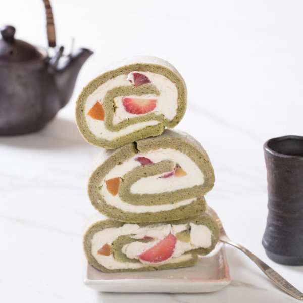 soboro_bakery's tweet photo. 🍰💚You deserve a treat today! Try our fruity and creamy Matcha Roll Cake. #matcha #dessert #treat #fruity #cake #creamy #tea #authentic #asian #japanese https://t.co/YaW9kAX6jO