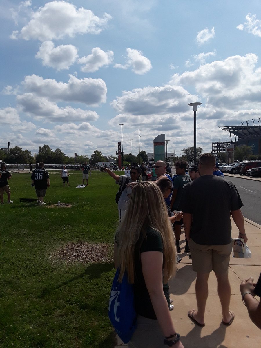 Pairadachs's tweet image. In line for Fan Fest. #975FanaticFanFest #LondonContest