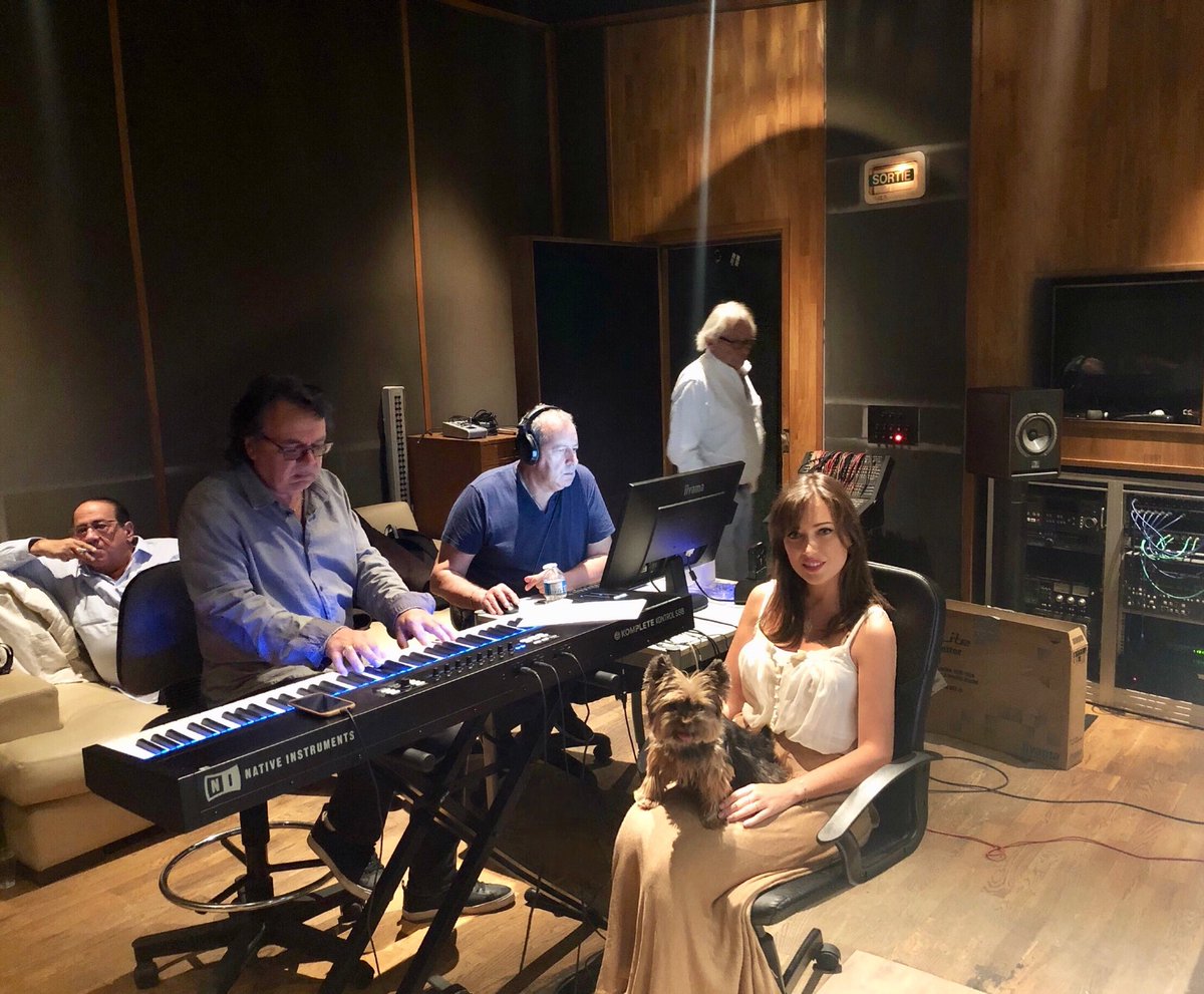 ElsaEsnoultOff's tweet photo. En Studio avec les meilleurs 🤗 Jean-Luc Azoulay, Gérard Salesses et Jean-Pierre Soulagnet...👌🏼🎸🎼🎶🎹❤️
#elsaesnoult #mateam #musique #studioson https://t.co/4SDWVEbd7o