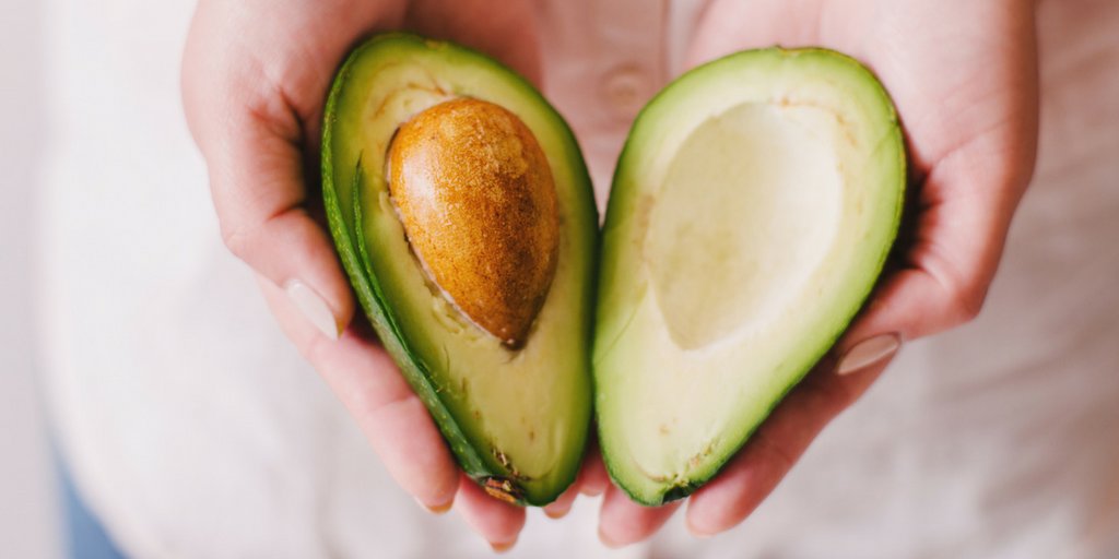 HealthyDir's tweet photo. To reap all the health benefits of #fiber, you need 30–35 grams a day. Good news: a medium #avocado has ~10 grams. https://t.co/0PY9U28Y7U https://t.co/CWCtzoQIf6