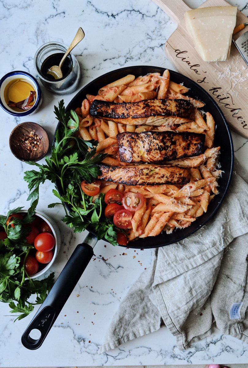 Tfal_Canada's tweet photo. Treat your guests to Pasta Alla Vodka with #salmon, perfectly pan-fried with the #ExtremeTitanium frying pan. Take it from @dialaskitchen: "It's non-stick and scratch resistant, and comes built with a Thermo-Spot, which turns red when the pan is at the perfect temperature." π https://t.co/1f7Wit9yN4