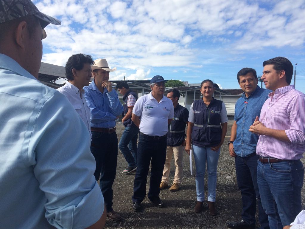 AgriculturaEc's tweet photo. Ganaderos de la Asociación Charolais de #MoronaSantiago mantuvieron una reunión con ministro Xavier Lazo, quien entregó el permiso sanitario de funcionamiento de @Agrocalidad, previo a la realización de la 8va Feria Blanca, que se realiza desde hoy en el Recinto Ferial de #Macas. https://t.co/g5Sp3f4wk4