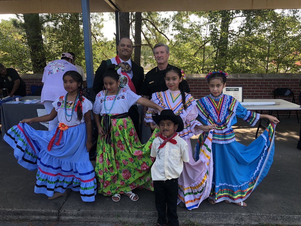 RCSD's tweet photo. Sheriff #LeonLott with all the wonderful participants of the Lincolnshire/Deputy Keith Cannon 13th Annual Youth Community Back to School Bash! #CommunityPolicing https://t.co/LTBqZEAqyJ