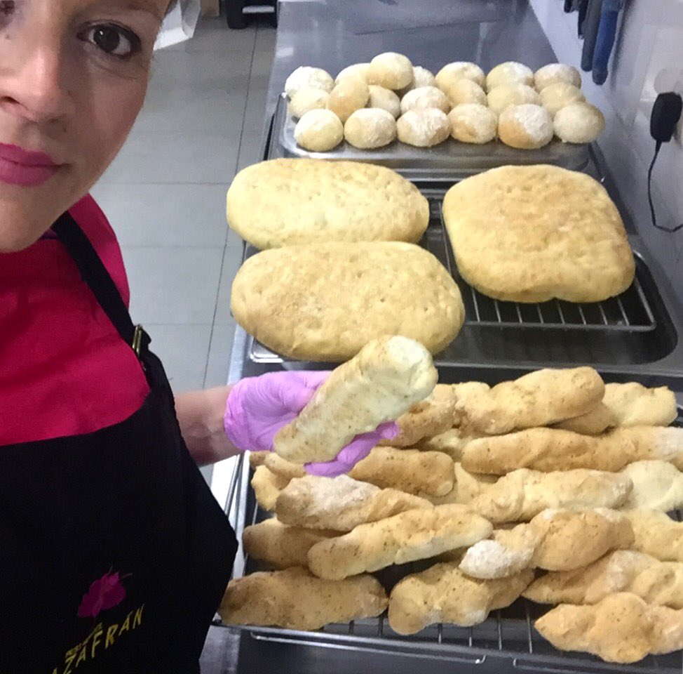 TeresaAzafran's tweet photo. De aceite, de queso y rellenos de sobrasada de pimientos asados. Estos son los panes que hemos hecho hoy en #Azafran! Os imagináis lo bien que huele nuestra cocina?
🥖🍞🥖🍞🥖🍞🥖🍞
#AzafranBakery #pan #Pancasero #panartesano #bread #Artisanbread #RteAzafran #Villarrobledo https://t.co/sOYwqXa0Ig