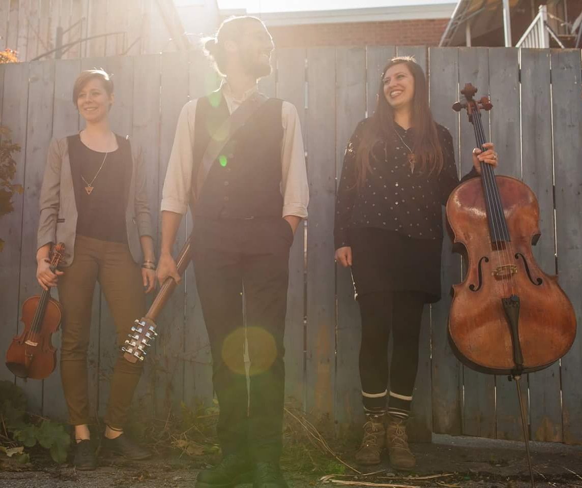 RoutesHome's tweet photo. Hey Folk, meet É.T.É!

We are thrilled to have them out to perform the evening concert on Saturday, September 22nd!

https://t.co/xUTAJ82ngb

https://t.co/FoaPqC0kiw

Facebook É.T.É

Instagram @e.t.emusiquetrad

#homeroutes #folkschool #crankiefest2018 https://t.co/frDmwEpcIM