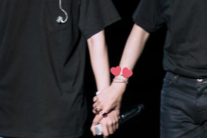 KemalaRatri's tweet photo. Always wearing the bracelet that seokjin gave to taehyung 😙😙😙
🐹+🐯=💜
.
.
#Taejin #vjin https://t.co/YCl1UbpC2Z