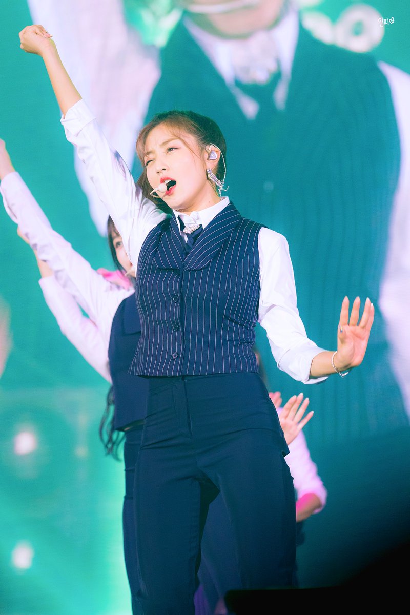 twice_infi's tweet photo. 180818 TWICELAND in BK
공연 잘하구와~~
#트와이스 #TWICE #지효 #JIHYO https://t.co/p8jpaiGzrt