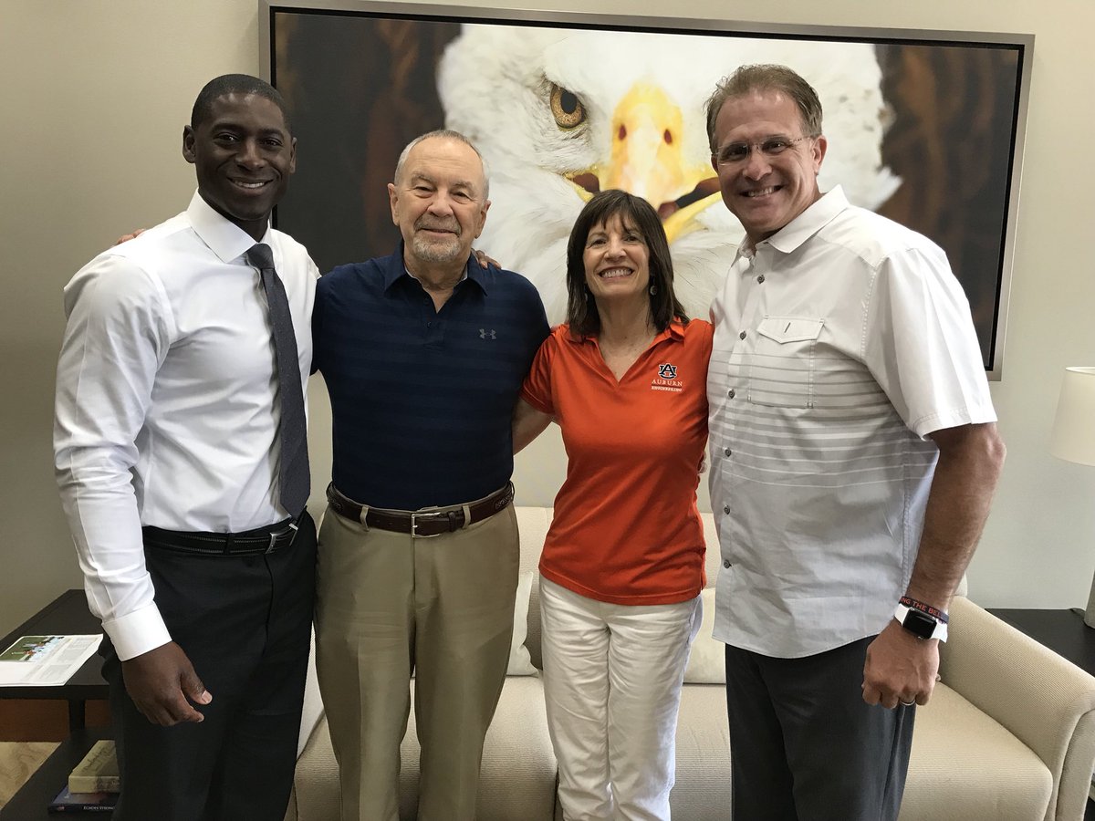 TigersUnlimited's tweet photo. Tigers Unlimited donors-Walt and Ginger Woltosz stopped by to visit with @CoachGusMalzahn and @AGreeneIV #teambehindtheteam #7daystokickoff https://t.co/lMzdT9NOyv